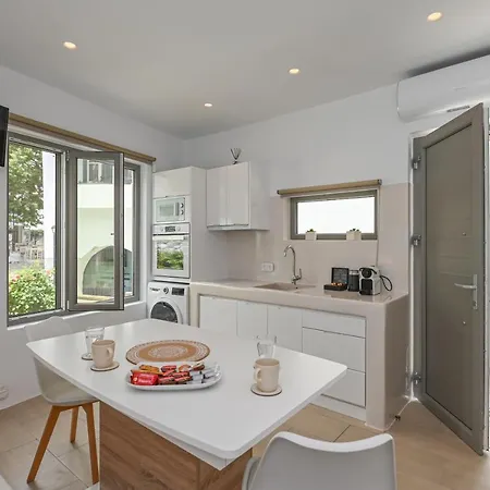 Le Petit ενα μικρό αλλά όμορφο σπίτι Στενή